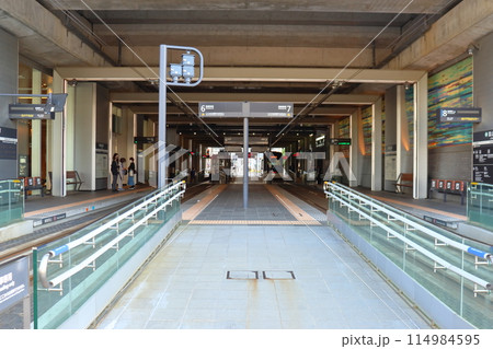 南北がつながった富山駅市電の停留場連絡通路（降車専用口） 114984595