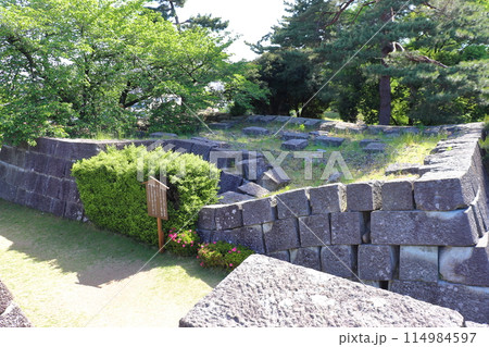 福井城の本丸に展示された地震で壊れた石垣 福井城の本丸に展示された地震で壊れた石垣 114984597