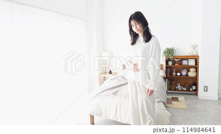 ぽっこりお腹を気にする女性 114984641