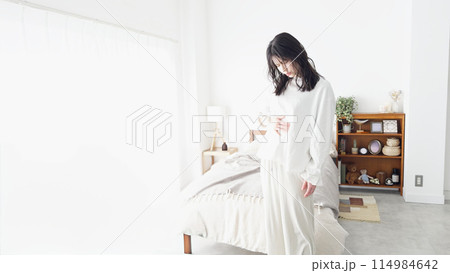 ぽっこりお腹を気にする女性 114984642