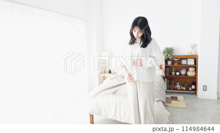 ぽっこりお腹を気にする女性 114984644