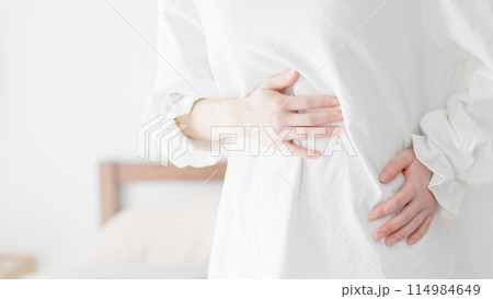 ぽっこりお腹を気にする女性 ぽっこりお腹を気にする女性 114984649