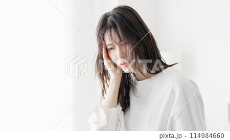 痛む顎を押さえる女性 痛む顎を押さえる女性 114984660