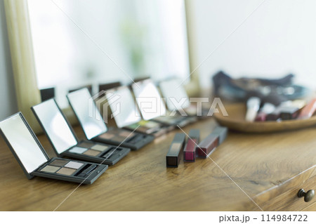 コスメ　メイク用品 114984722