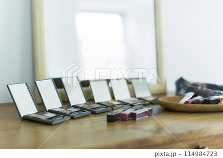 コスメ　メイク用品 114984723