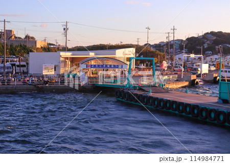 篠島のフェリー乗り場と桟橋、ターミナル前の夕焼け(愛知県 美浜町) 篠島のフェリー乗り場と桟橋、ターミナル前の夕焼け(愛知県 美浜町) 114984771