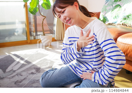 胸が痛くて辛そうな女性 胸が痛くて辛そうな女性 114984844