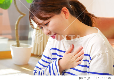 胸が痛くて辛そうな女性 胸が痛くて辛そうな女性 114984850