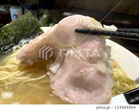 【ラーメン】淡麗スープの煮干し塩ラーメン・中華そば(チャーシュー･箸上げ) 114984904