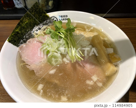 【ラーメン】淡麗スープの煮干し塩ラーメン・中華そば(丼全体・斜めから) 【ラーメン】淡麗スープの煮干し塩ラーメン・中華そば(丼全体・斜めから) 114984905
