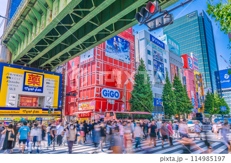 日本の東京都市景観 復活インバウンド…外国人観光客で賑わう秋葉原。大型観光バスやカップルの姿も… 日本の東京都市景観 復活インバウンド…外国人観光客で賑わう秋葉原。大型観光バスやカップルの姿も… 114985197