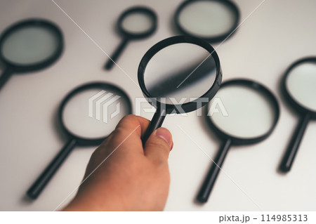 何本かの黒いルーペ 何本かの黒いルーペ 114985313