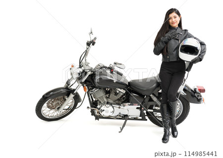 バイクの横に立って、ヘルメットを持って、胸に手を当てるバイク女子 114985441