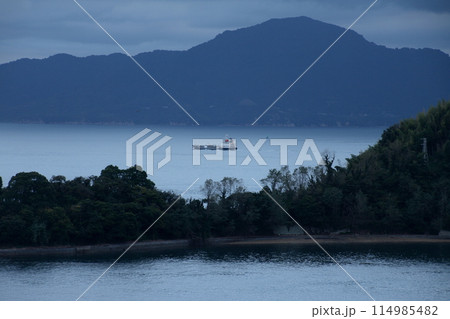 来島海峡大橋から小島越しに斎灘を望む 114985482