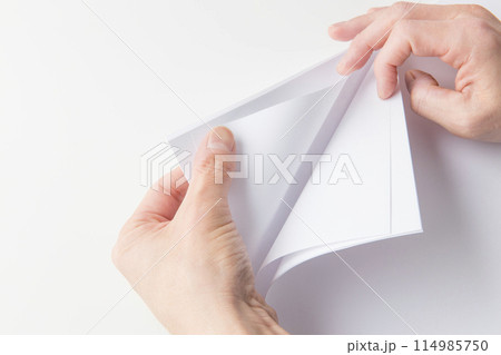 書類の束をめくる 書類の束をめくる 114985750
