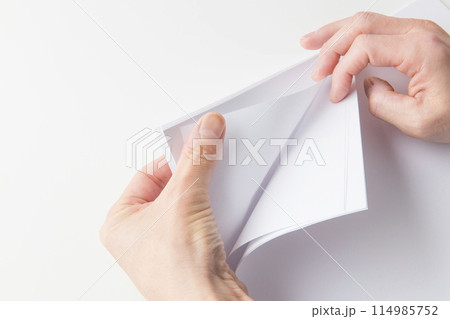 書類の束をめくる 114985752