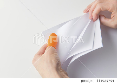 指サックで書類の束をめくる 114985754