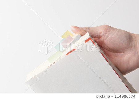 栞がわりに付箋を貼る 114986574