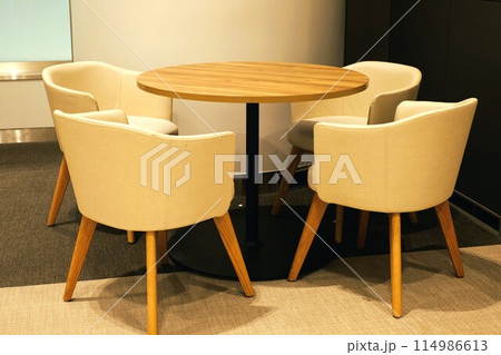 屋内のカフェテーブル 屋内のカフェテーブル 114986613
