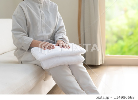 タオルをたたむ女性 114986668
