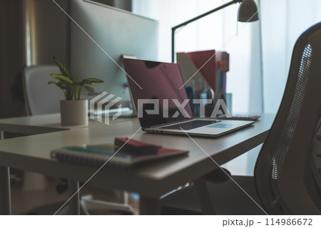 パソコンの置かれたデスク 114986672