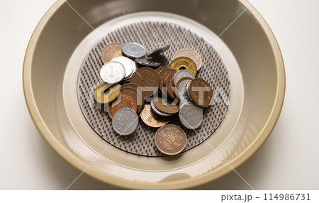 大量のコインで支払う 大量のコインで支払う 114986731