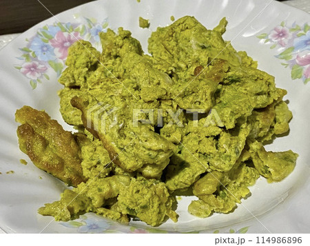 Stir-fried Avocado with Egg 114986896