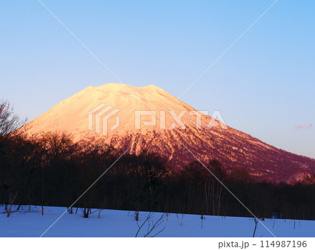 冬の北海道　羊蹄山の西側から夕焼けに染まる羊蹄山を臨む 114987196