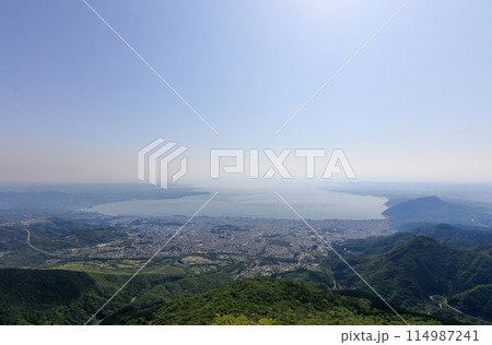 鶴見岳から見る朝の別府市街と別府湾全景 鶴見岳から見る朝の別府市街と別府湾全景 114987241