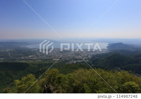 鶴見岳から見る朝の別府市街と別府湾全景 鶴見岳から見る朝の別府市街と別府湾全景 114987248