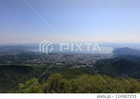 鶴見岳から見る朝の別府市街と別府湾全景 114987255