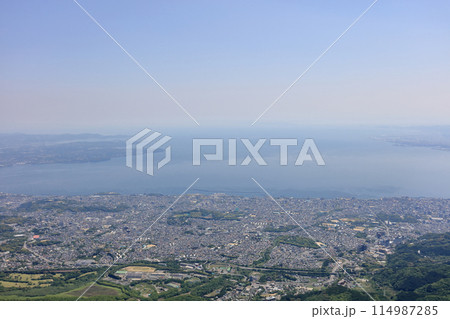 鶴見岳から見る朝の別府市街と別府湾 鶴見岳から見る朝の別府市街と別府湾 114987285