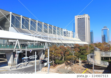【千葉県】快晴の幕張メッセ国際展示場 114987313