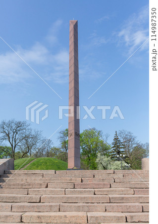 【ウクライナ】チェルニヒウ郊外の公園に建つ1941と彫り込まれた石柱のモニュメント 【ウクライナ】チェルニヒウ郊外の公園に建つ1941と彫り込まれた石柱のモニュメント 114987350