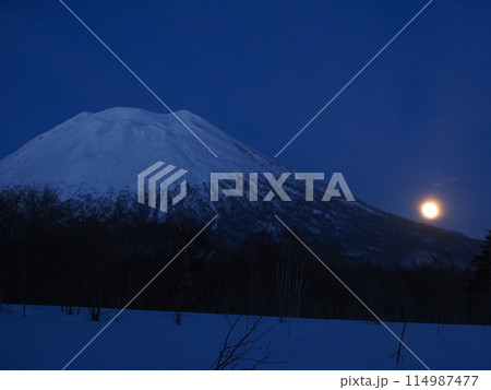 冬の北海道　羊蹄山の西側から羊蹄山と朧月を臨む 114987477