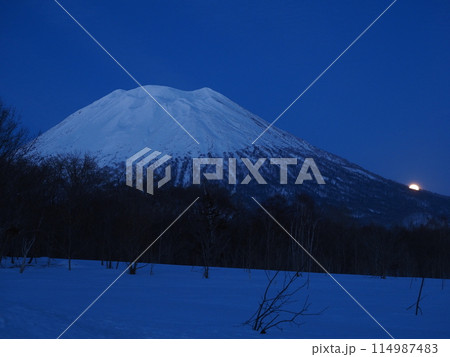 冬の北海道　羊蹄山の西側から羊蹄山と月の出を臨む 114987483