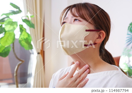マスクをしている息苦しそうな女性 114987794