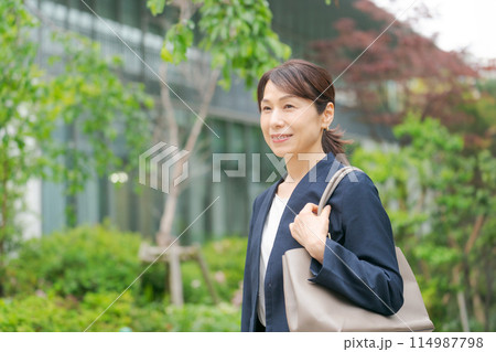 スーツ姿のミドル女性 スーツ姿のミドル女性 114987798