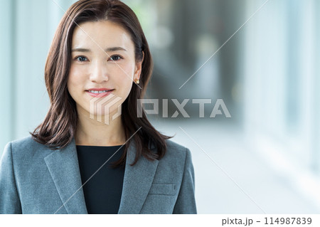 廊下を歩くビジネスパーソン 廊下を歩くビジネスパーソン 114987839