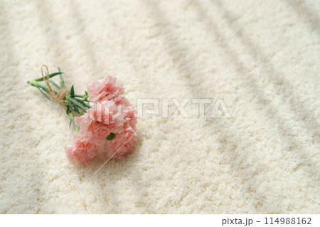 ラグマットの上に置かれた花束 114988162