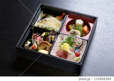 日本食の弁当 114988380