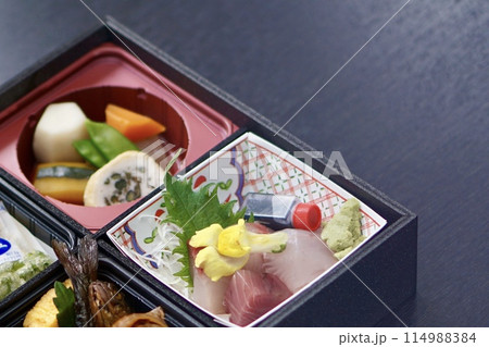 日本食の弁当 114988384
