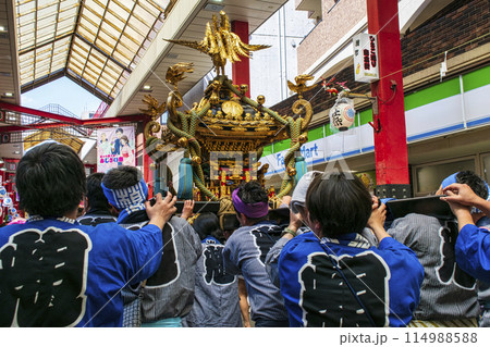浅草　三社祭　お神輿の渡御　町内神輿連合渡御　浅草ひさご通り商店街にて 114988588