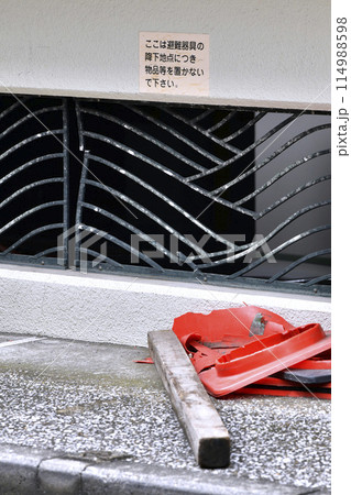 日本の横浜都市景観 ここは避難器具の降下地点につき物品等は置かないで下さい。しかし… 日本の横浜都市景観 ここは避難器具の降下地点につき物品等は置かないで下さい。しかし… 114988598
