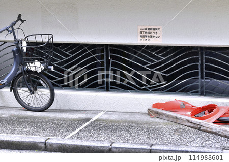 日本の横浜都市景観 ここは避難器具の降下地点につき物品等は置かないで下さい。しかし… 日本の横浜都市景観 ここは避難器具の降下地点につき物品等は置かないで下さい。しかし… 114988601