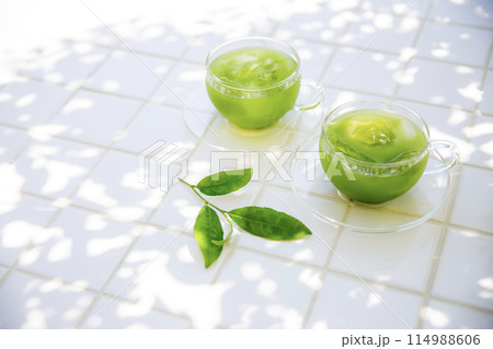 木陰で緑茶、冷茶、茶葉、グリーンティー 114988606