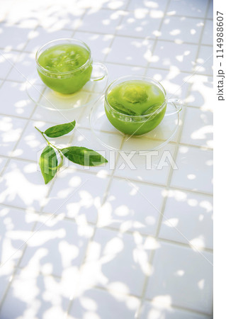 木陰で緑茶、冷茶、茶葉、グリーンティー 114988607