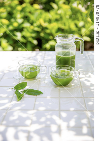 夏の緑茶のイメージ、木陰で楽しむ冷茶 114988778