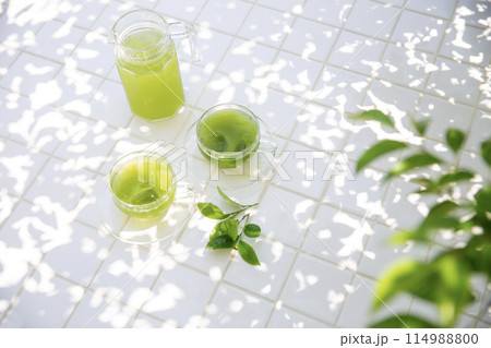 夏の緑茶のイメージ、木陰で楽しむ冷茶 114988800
