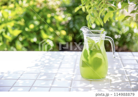 夏の緑茶のイメージ、木陰で楽しむ冷茶 114988879